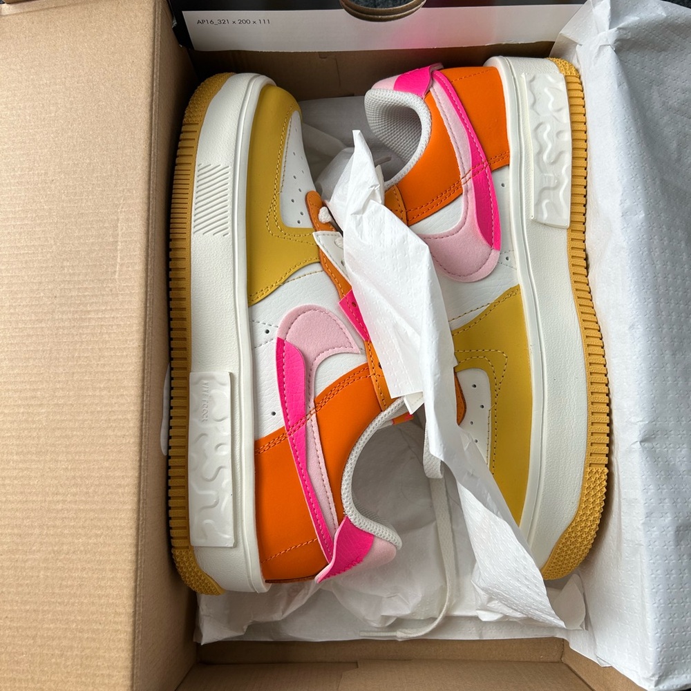 Women’s Nike Air Force 1 Fontanka size 7 summit white/hyper pink